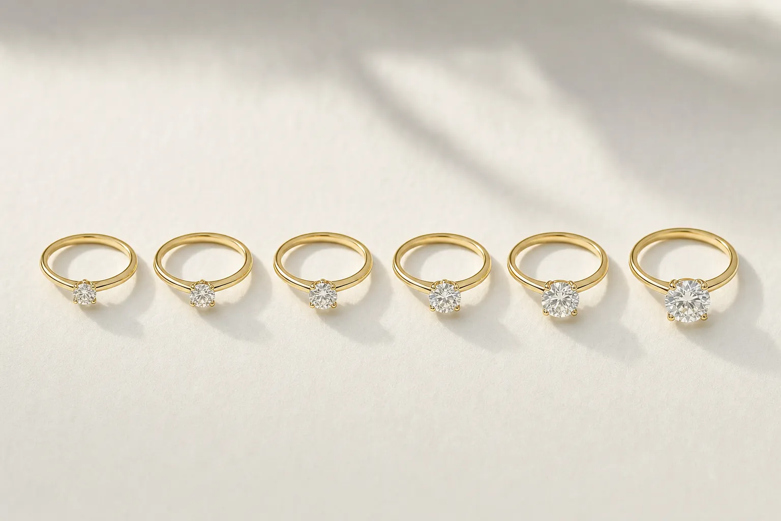 Sechs gleiche Solitär-Ringe in einer Reihe mit runden Diamanten wachsender Grösse von 0.5 bis 3 Karat