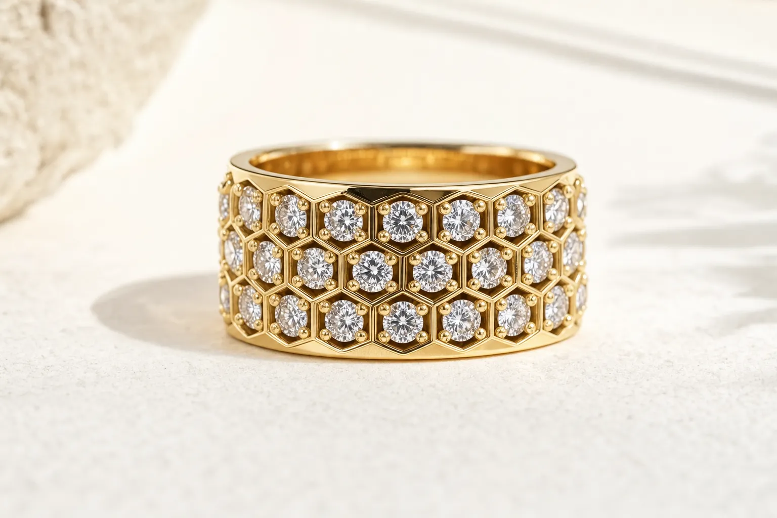 Breites Ringband mit runden Diamanten in sechseckigem Honeycomb-Setting, Gelbgold, Makroaufnahme