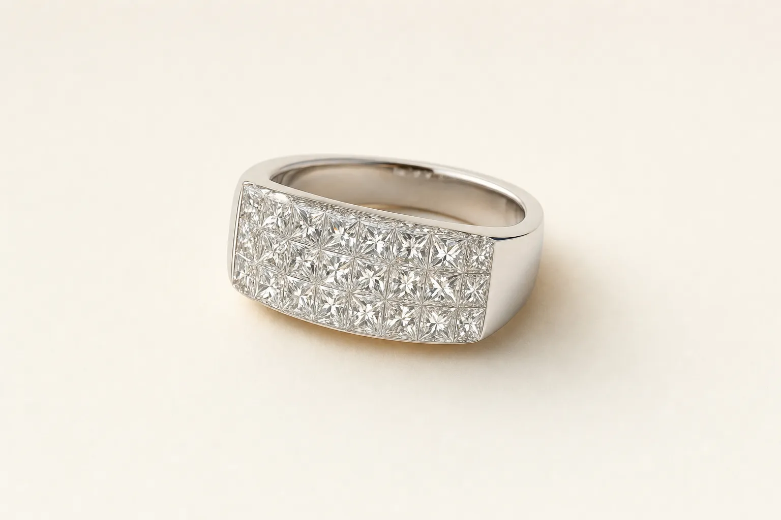 Ring mit flacher Oberfläche aus Princess-Diamanten, edge to edge gesetzt ohne sichtbares Metall dazwischen, weisses Gold
