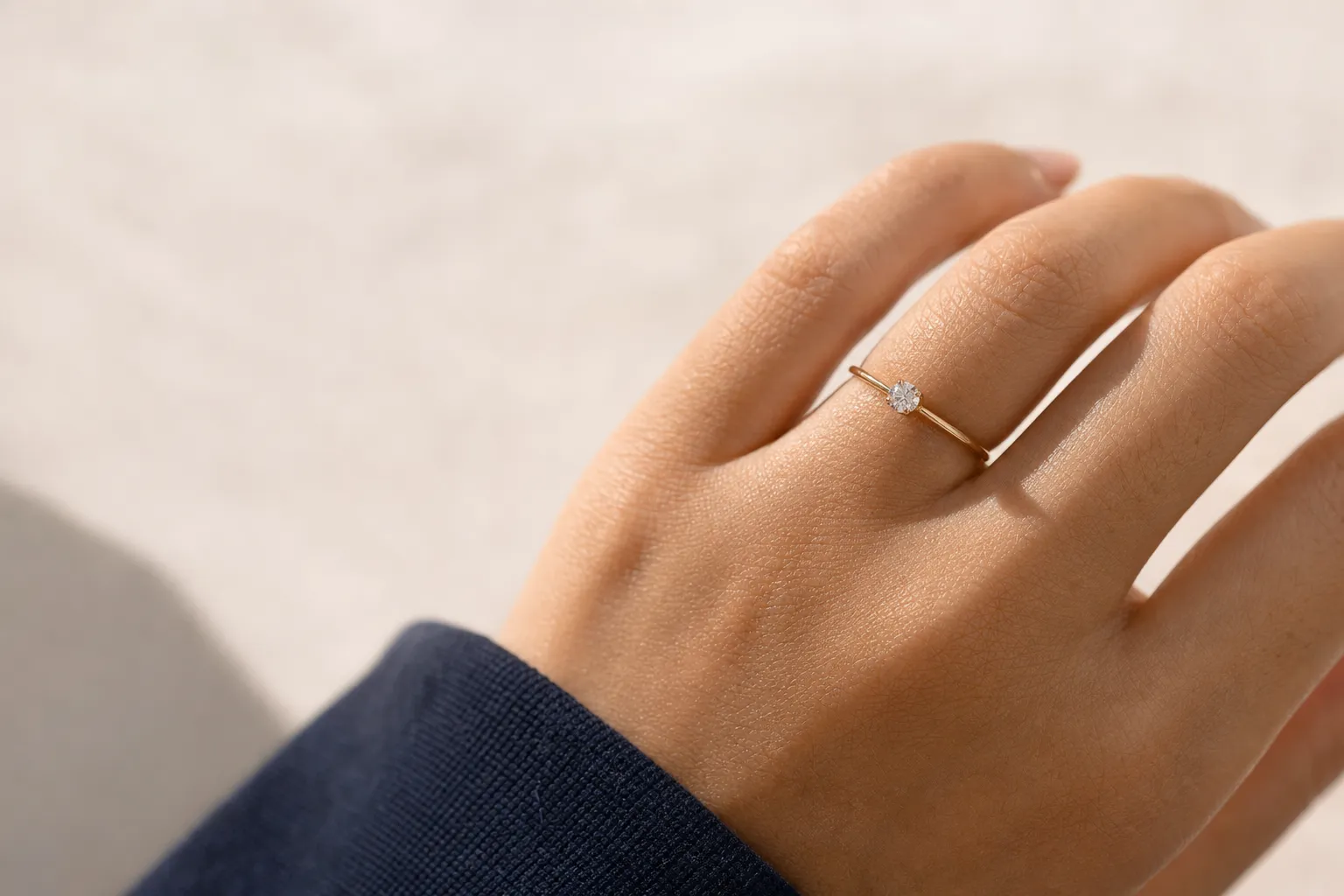 Ultradünner minimalistischer Solitärring mit kleinem rundem Diamanten in Gelbgold an einer Hand, viel freier Raum